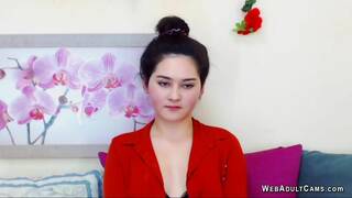 British teen ElizabethQuee strips to lingerie on webcam