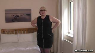 BBW mature lady Daisy masturbates in lingerie in bd
