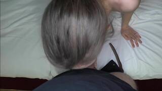 Junge Teenie-Schlampe mit kleinen Titten hat Sex mit einem Fremden im Hotel