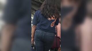 Sexy Ass Showing At Howrah Station