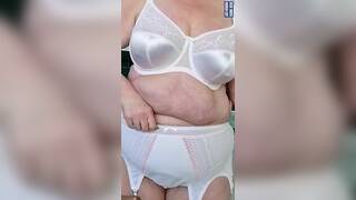 MAMIE EN CULOTTE BLANCHE