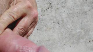 Cabeza que raspa adentro, tomando aire y sol