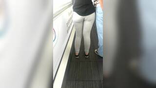 Algo come sus bragas