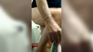 Espia debajo del espejo del baño