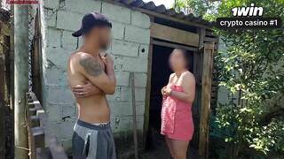 Mulher casada solicita ajuda do zelador com apenas uma toalha e retribui com