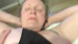 Ute P spielt mit ihren Titten cumshot