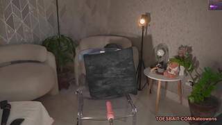 Curvy pink hair lady spreading her legs