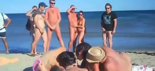Beach-goers watch Four People Fuck - Shooshtime