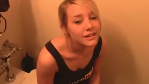 Girlfriend Toilet Blowjob - GF Gives a Killer Blowjob on the Toilet - Shooshtime
