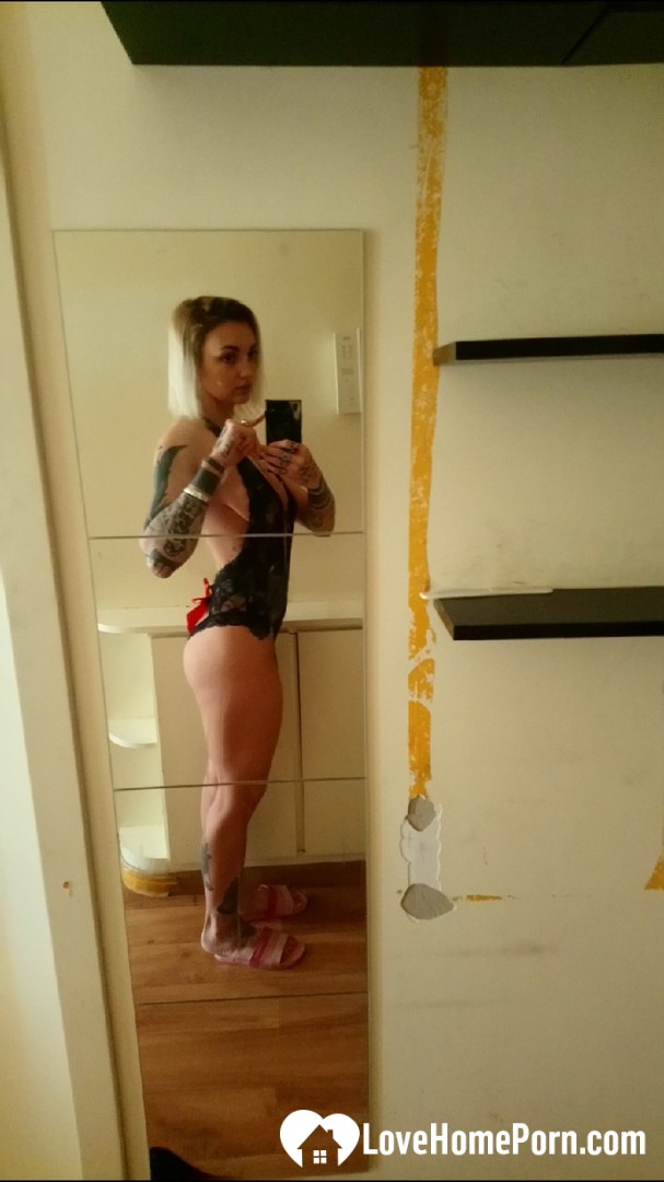Tattooed hottie plays with herself while taking selfies