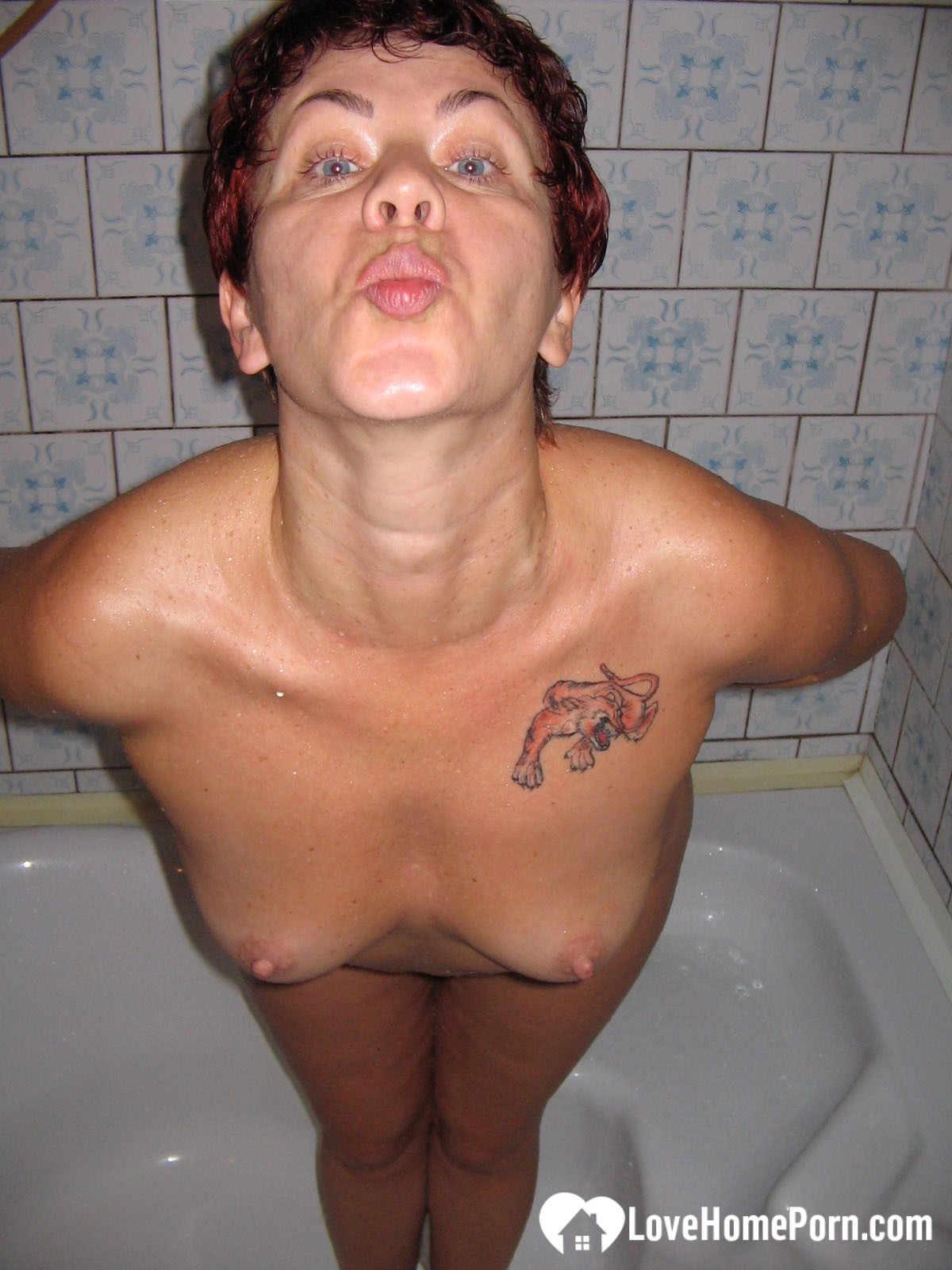 Redhead MILF pisses and takes a shower
