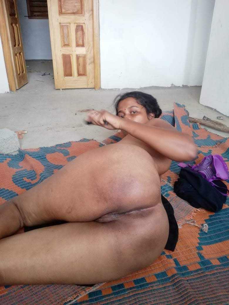 Horny Tamil Bhabhi Showing Full NUDE