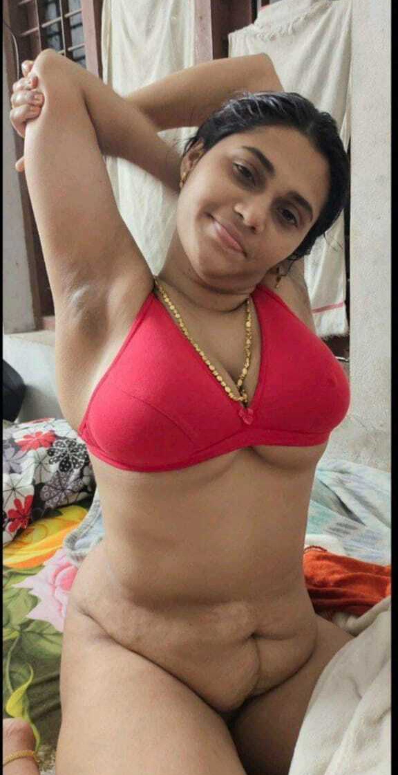 Indian mallu beautiful girl leaked pic(old)