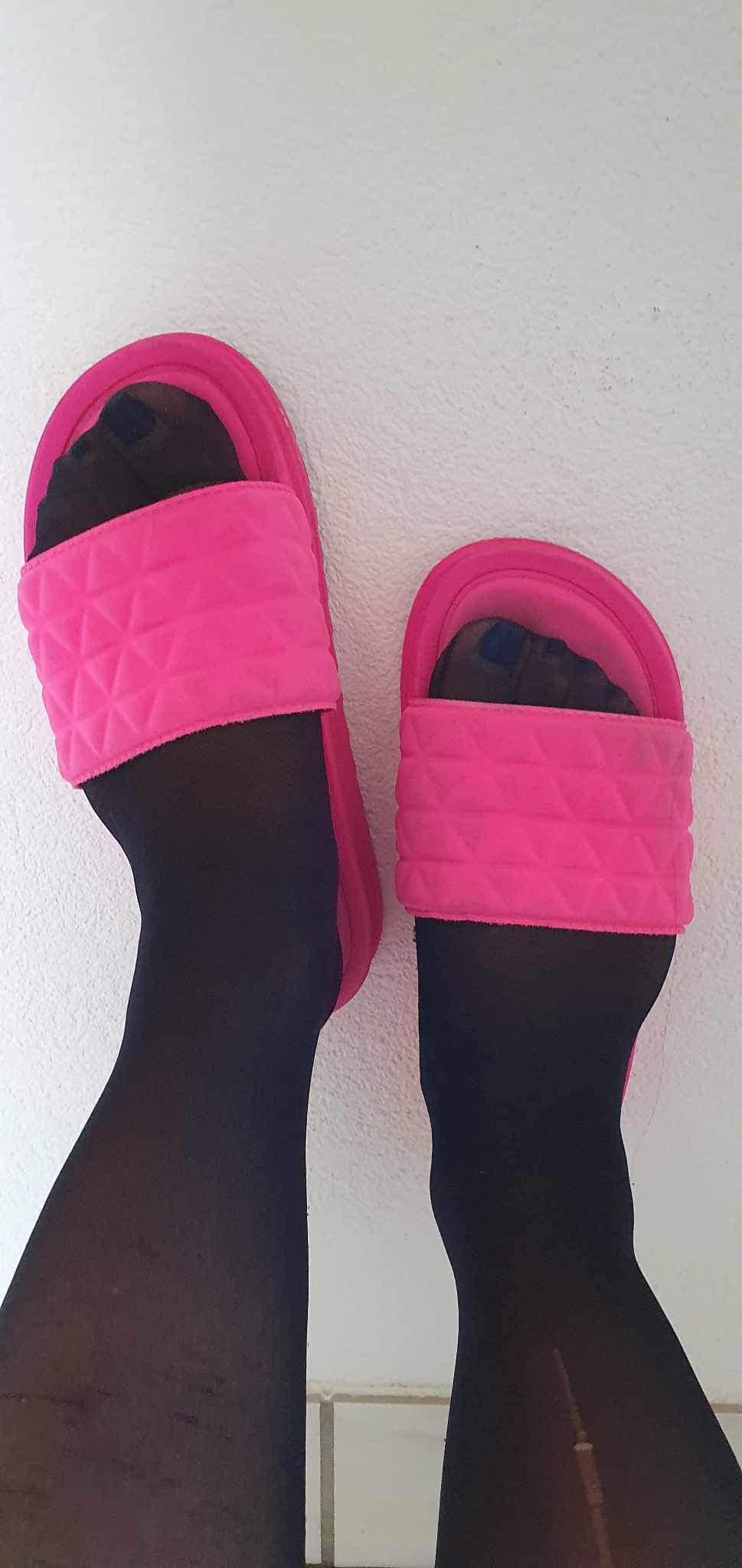 PIEDS EN COLLANT