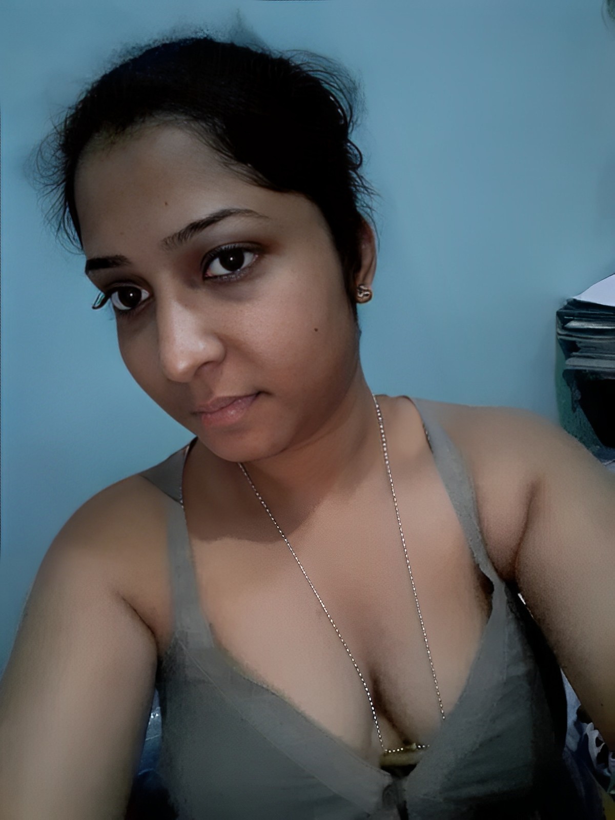 Sri-Lankan-office-girl-naked-selfie-