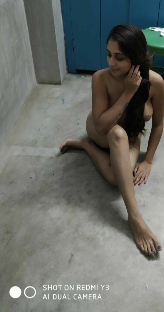 Indian Naked Poses By Girlfriend For Seducing Her Lo