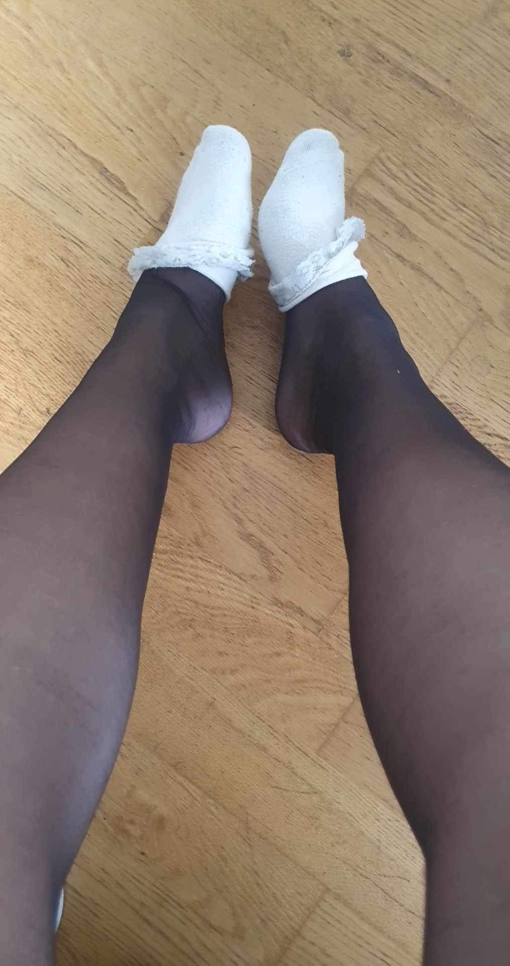 PIEDS EN COLLANT
