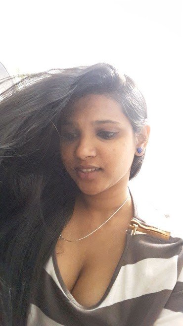 Photos of sexy Indian girl leaked by boyfriend