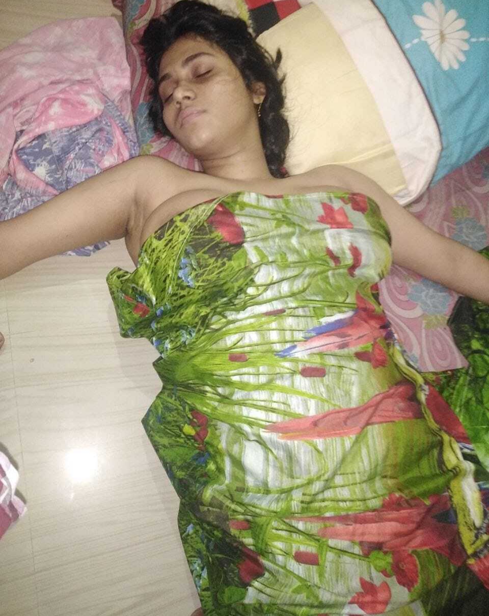 Indian mallu beautiful girl leaked pic(old)