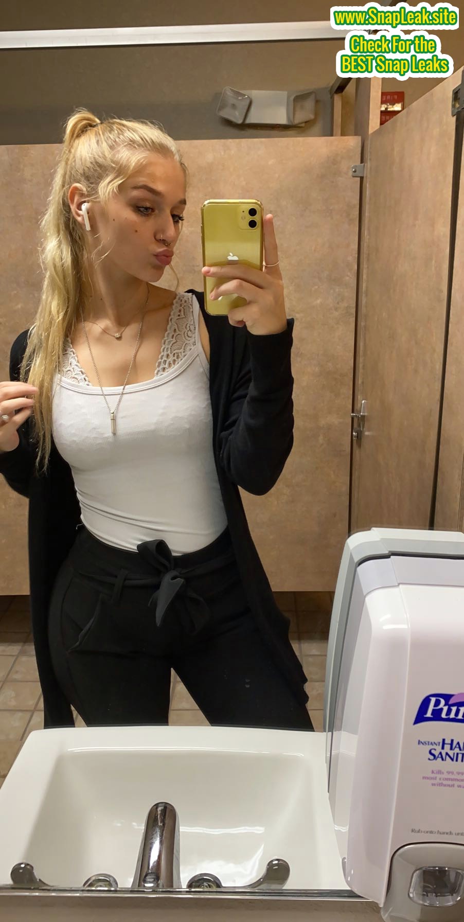 Stunning Blonde Teen (Leaked Snapchat)