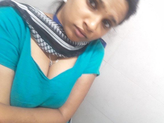 Photos of sexy Indian girl leaked by boyfriend