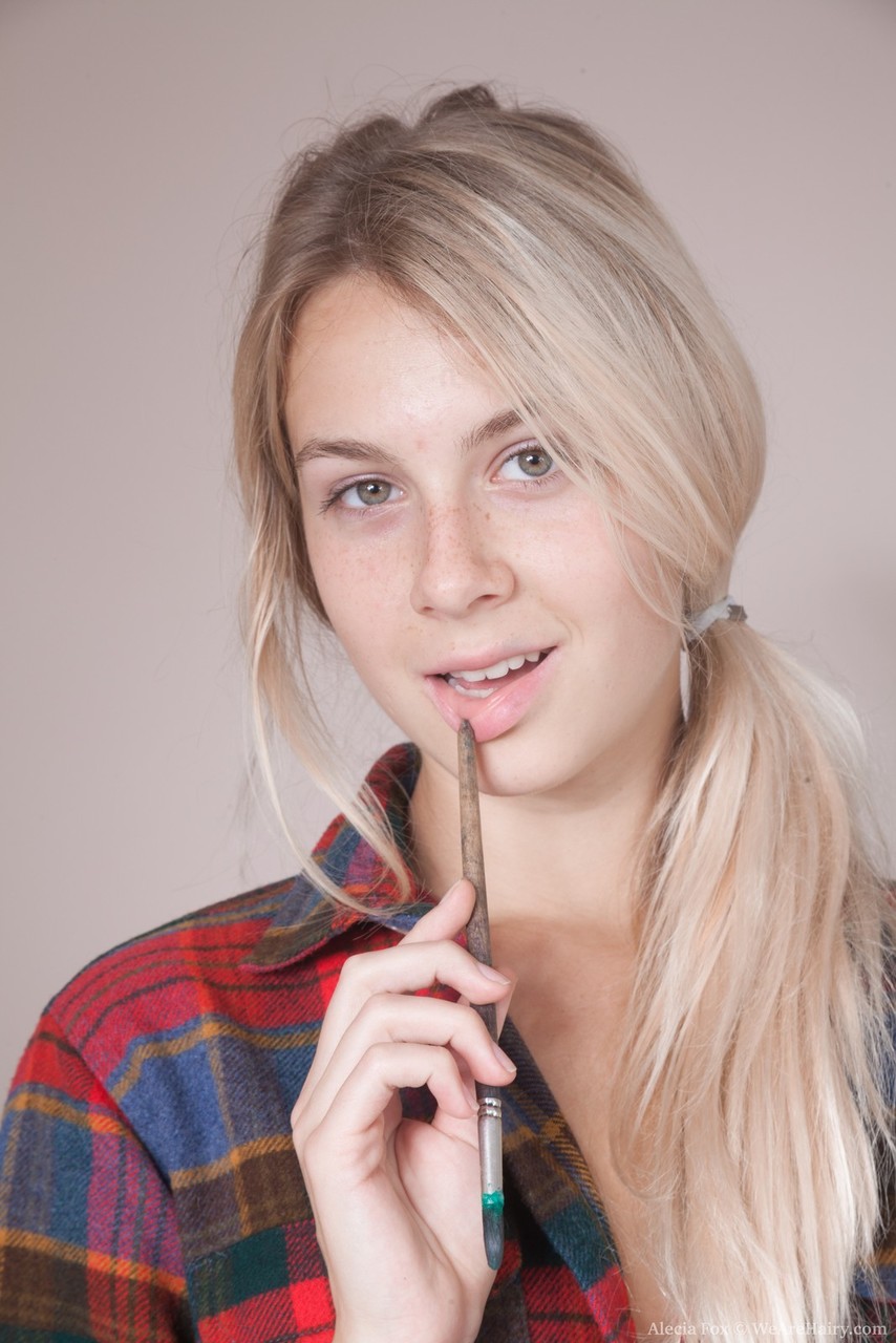 Alecia Fox opens her vagina