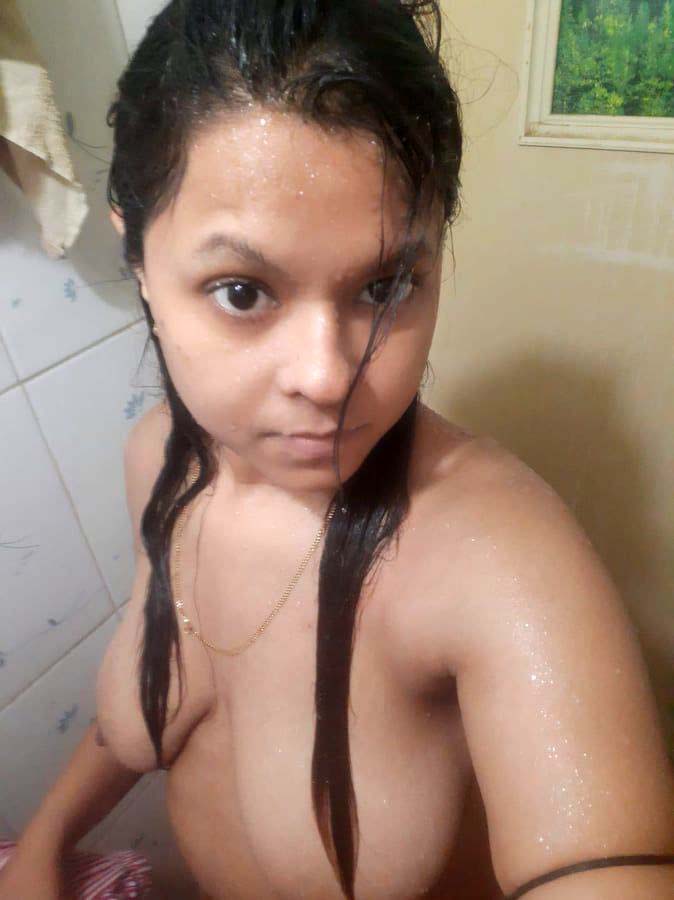 Indian Young Desi Girl Big Tits & Pussy Pics
