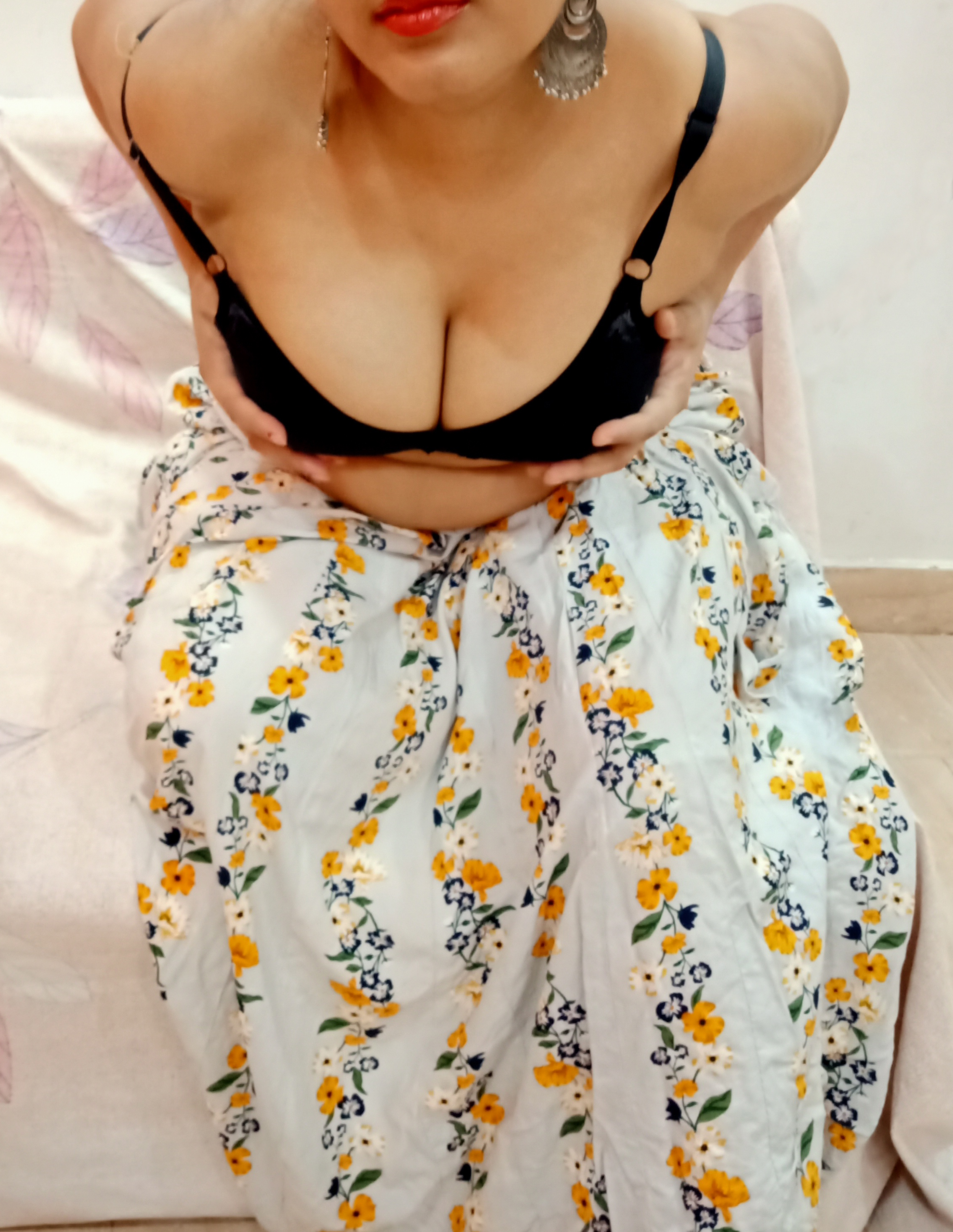 Sexy bhabhi ko nangi photos ke liye uksaya