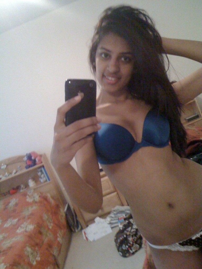 Dusky sexy Indian girl photoshoot