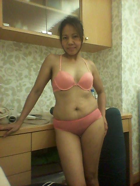 Pinay OFW Marie G. Sexy Bold Pics