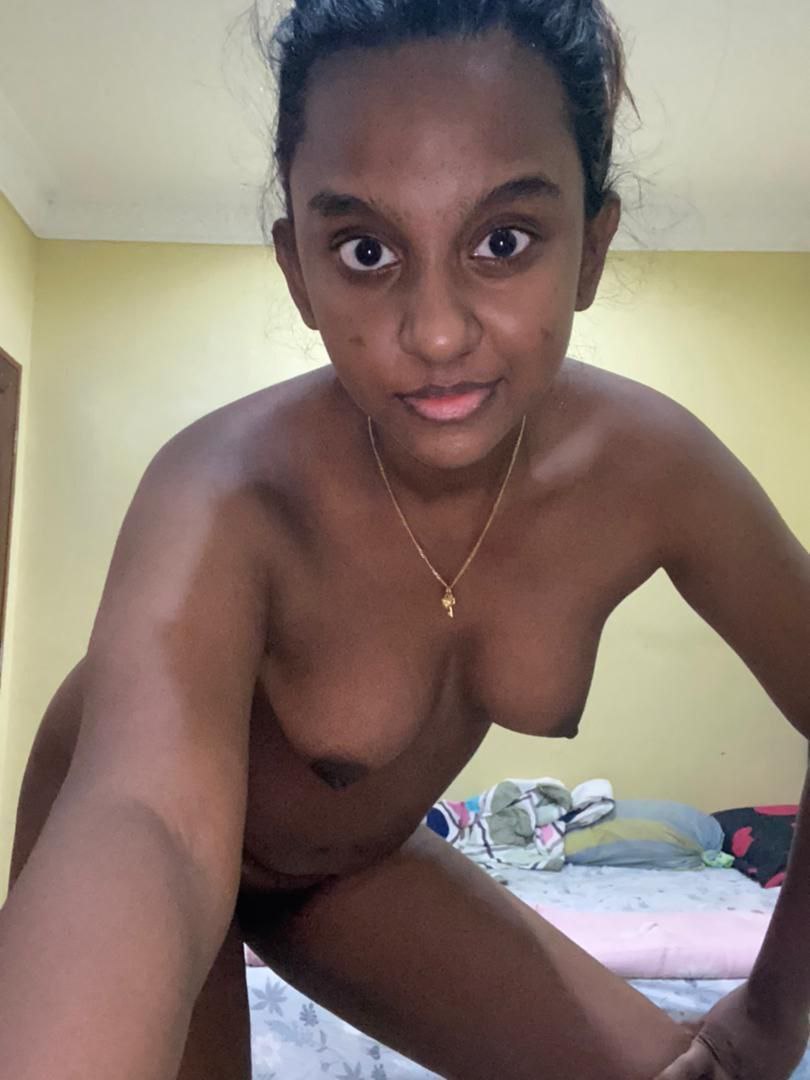Sexy black teen girl showing nude