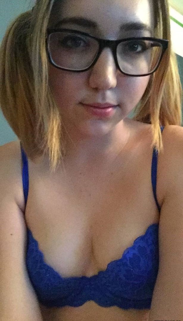 Lauren Hellstrom ( GlassesSlut ) 20 years