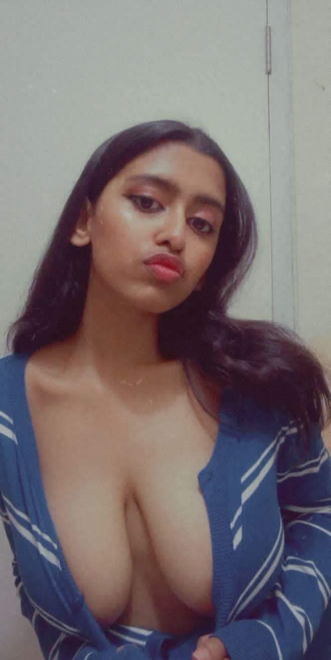 Big boob Indian girl Sanjana nude selfies leaked