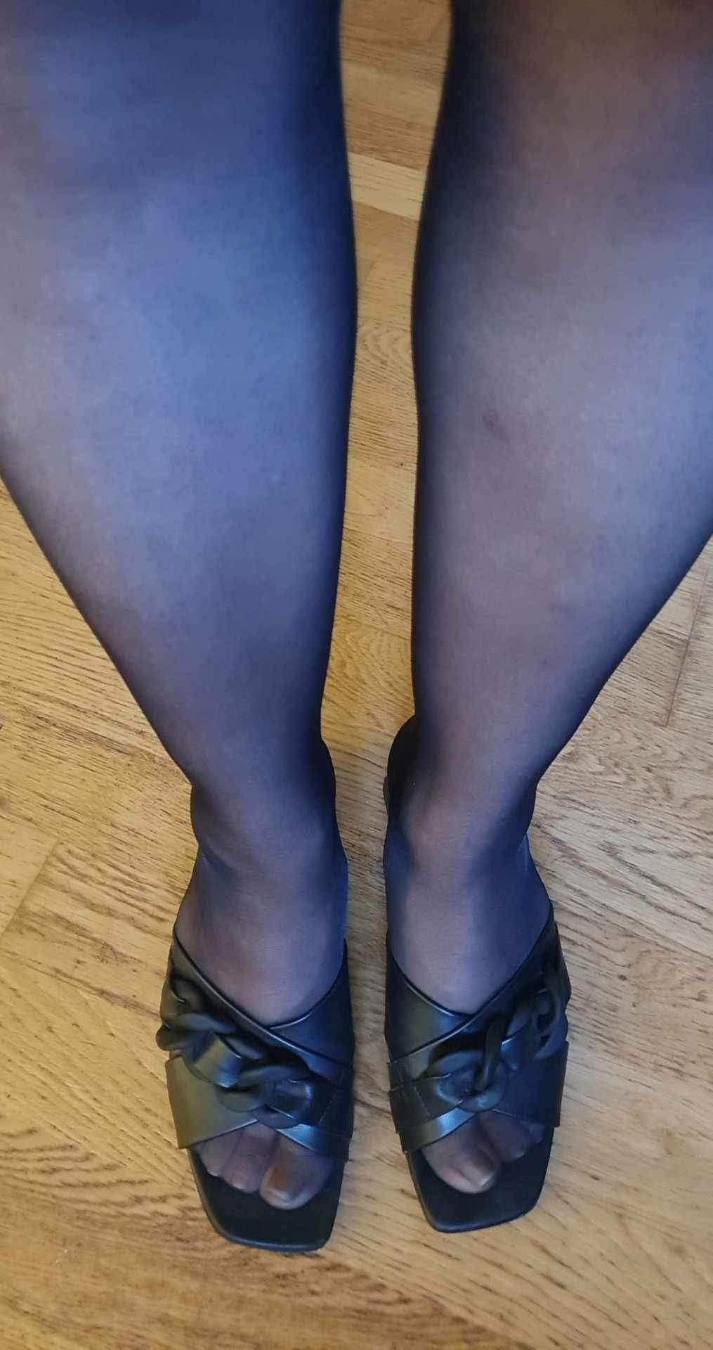 PIEDS EN COLLANT