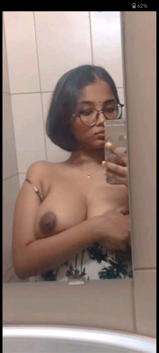 Hot Desi girl showing bigboobs