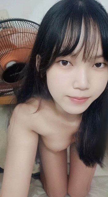 Nude Chinese girl