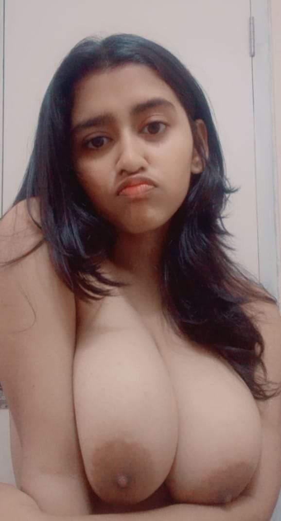 Big boob Indian girl Sanjana nude selfies leaked