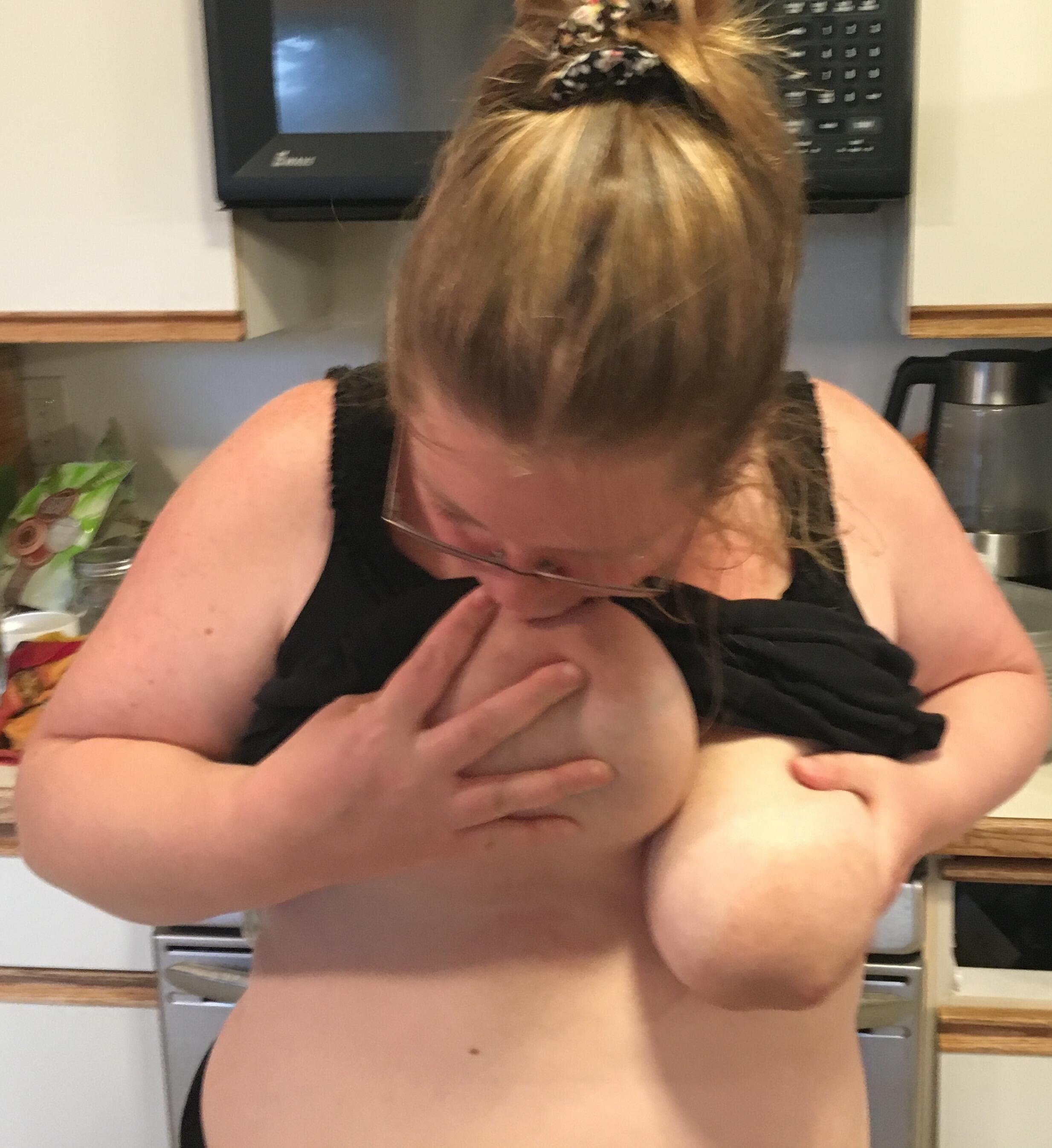 Oregon Slut Michelle Flashes In The Kitchen