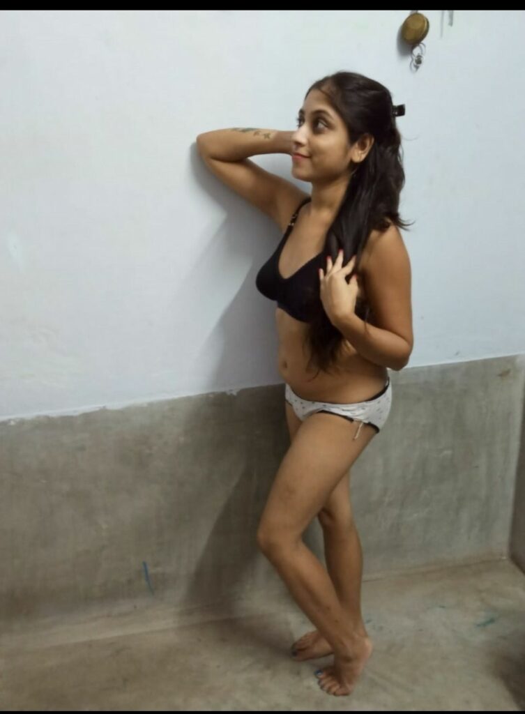 Indian Naked Poses By Girlfriend For Seducing Her Lo