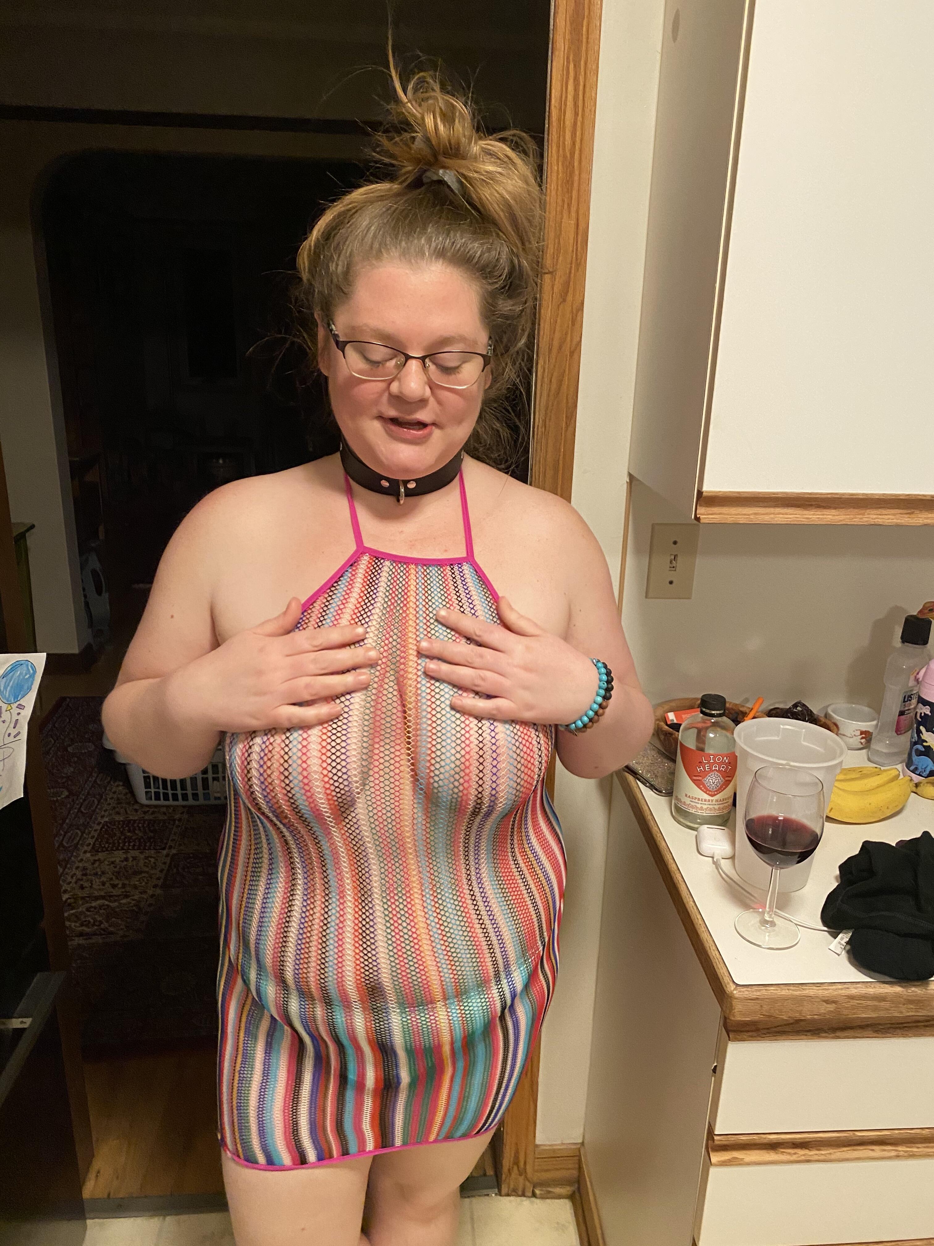 Oregon Slut Michelle Flashes In The Kitchen