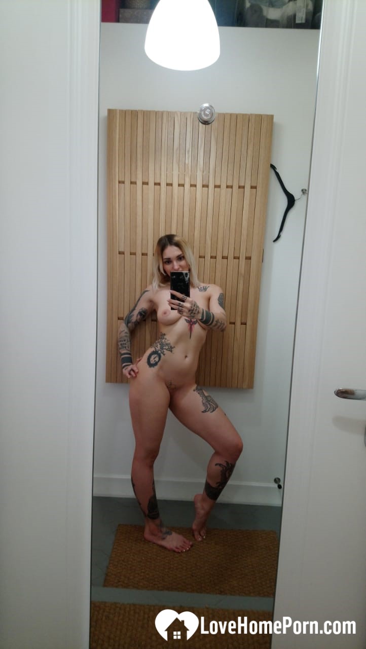 Tattooed hottie plays with herself while taking selfies