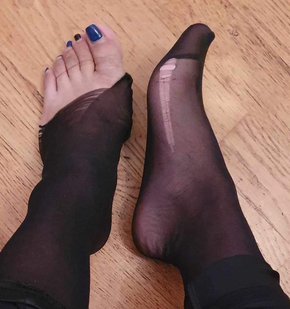 PIEDS EN COLLANT