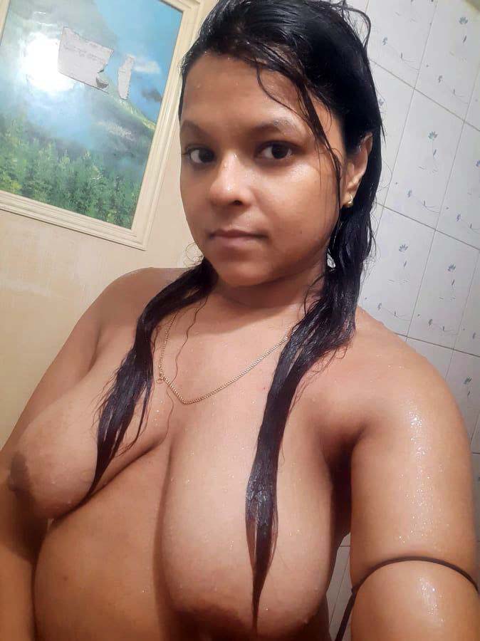Indian Young Desi Girl Big Tits & Pussy Pics