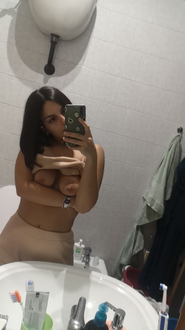 My cousin love to send me nudes