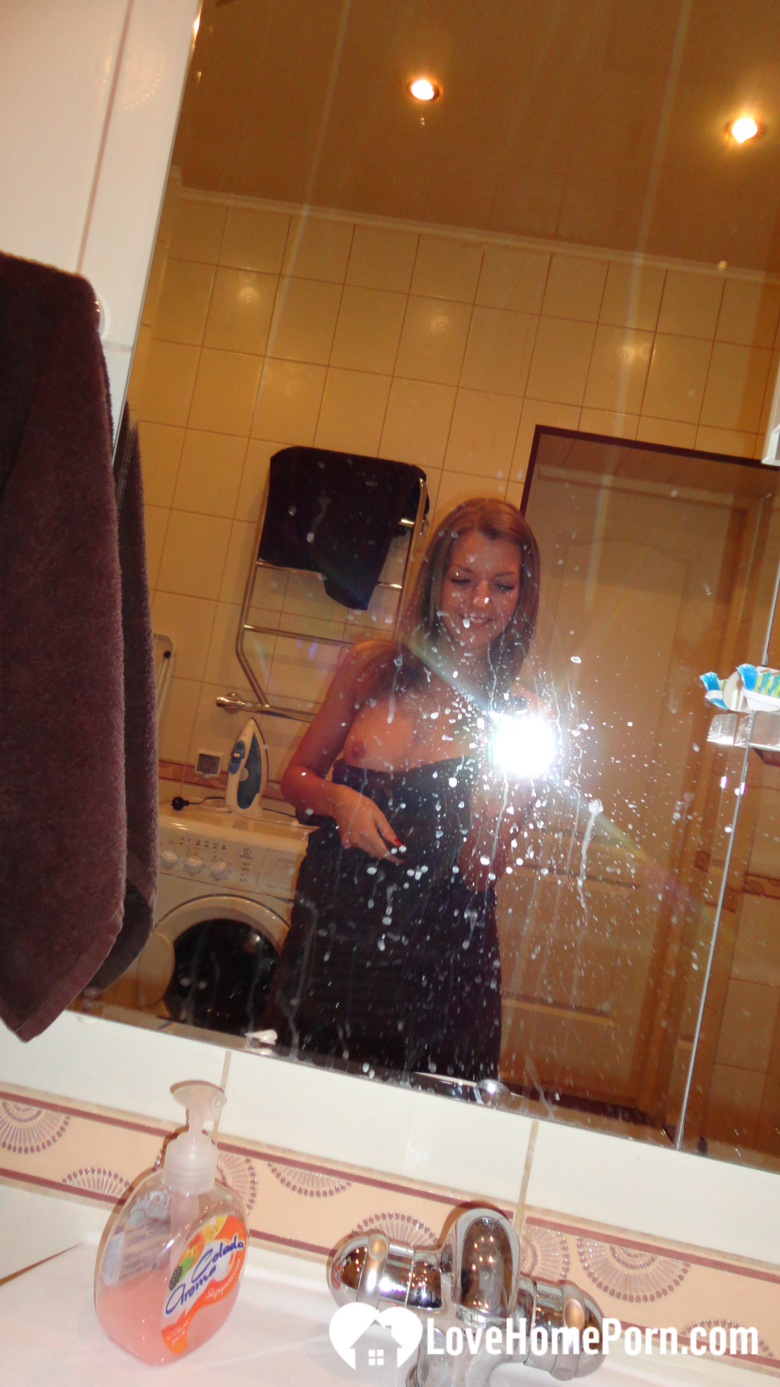 Amateur brunette babe taking selfies before her shower