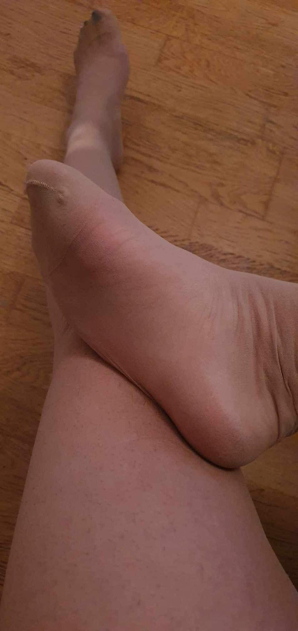 PIEDS EN COLLANT