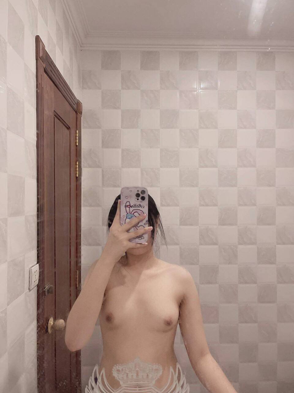 Vietnam Leaked - Selfie in front of mirror