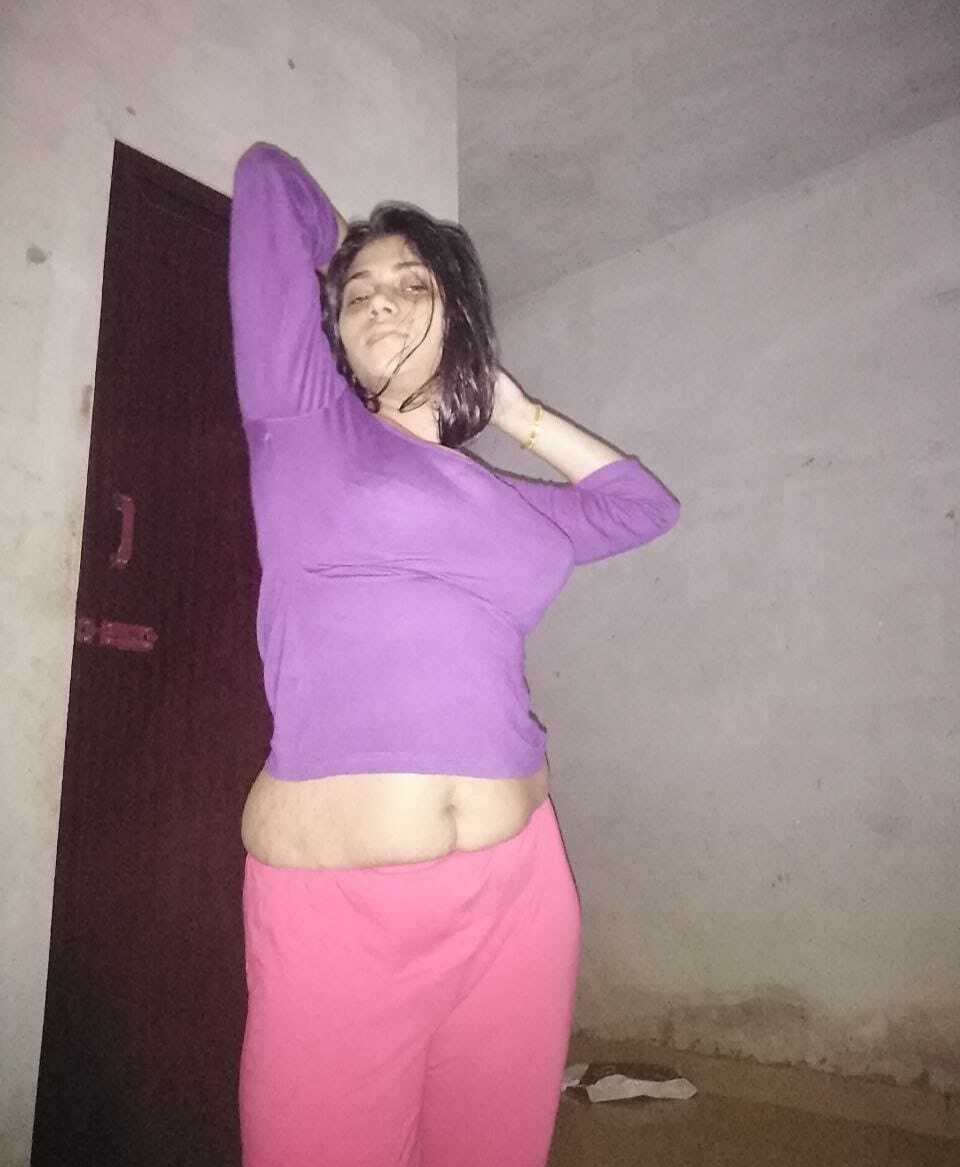 Indian mallu beautiful girl leaked pic(old)