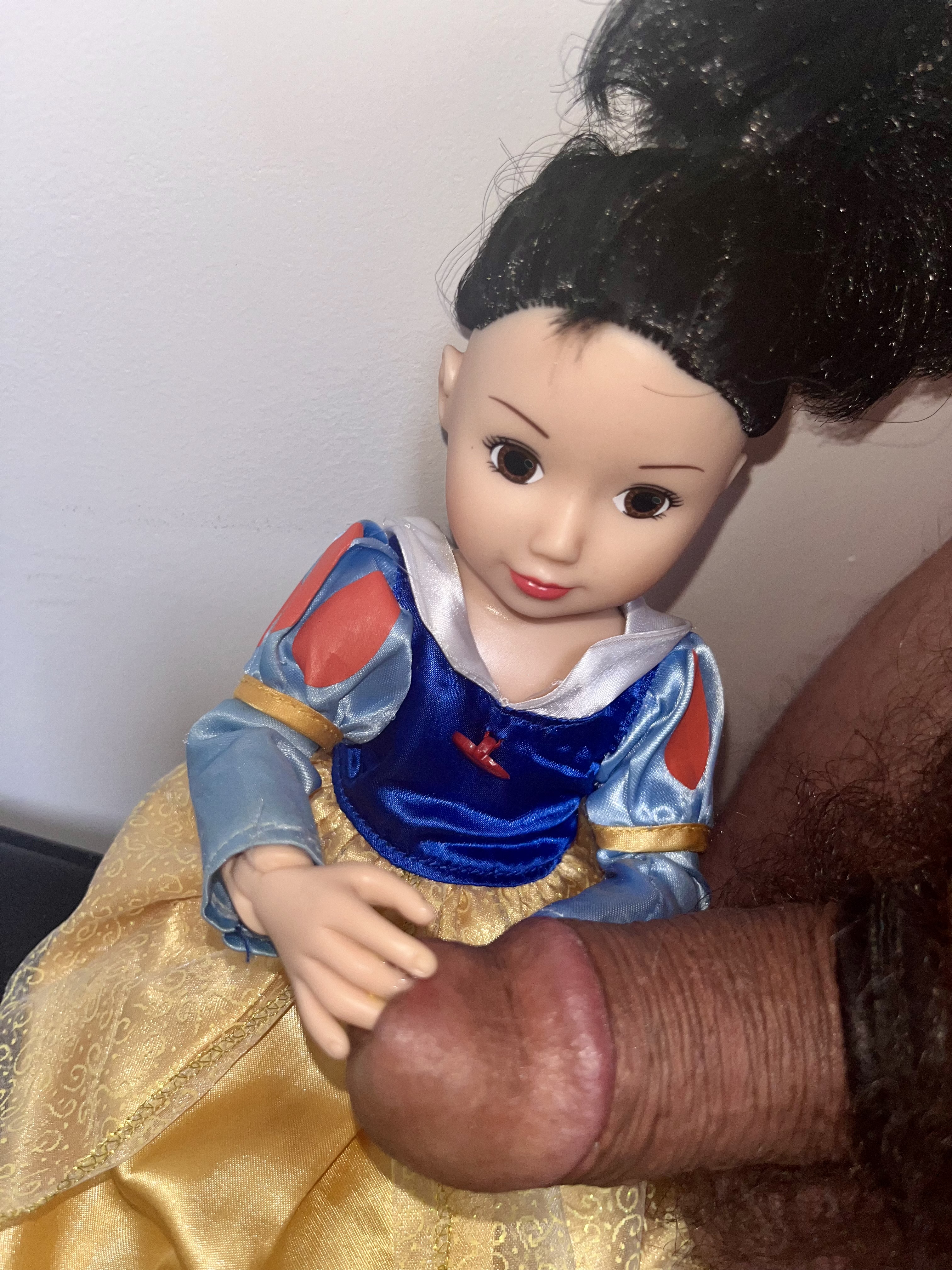 Disney’s Snow White doll playing sex and cumshot facial