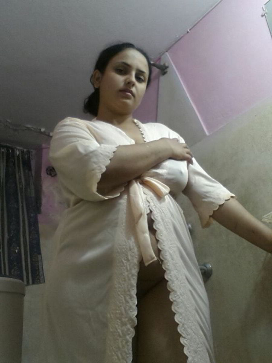 Desi Beautiful girlfriend showing her big breasts and pussy